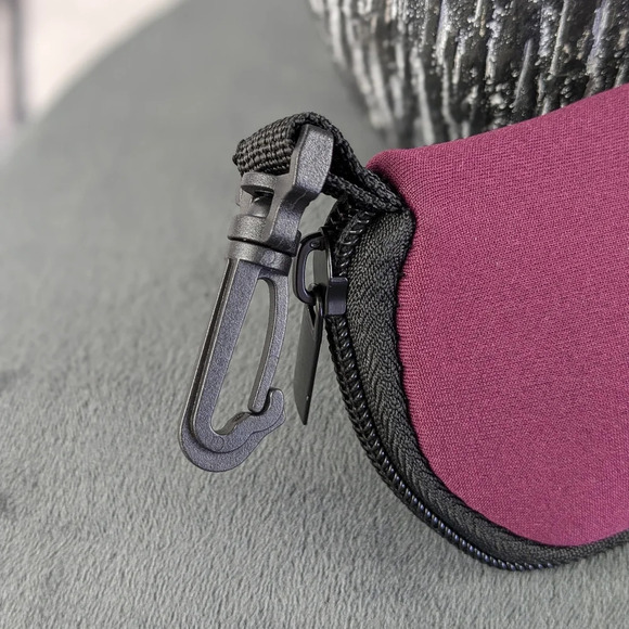 Red neoprene zippered glasses sunglasses case with clip - Picture 2 of 5